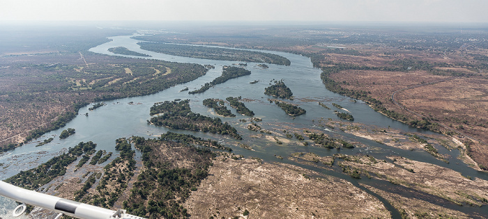 Livingstone Blick aus dem Hubschrauber: Matabeleland North Province (Simbabwe), Sambesi, Southern Province (Sambia) Luftbild aerial photo