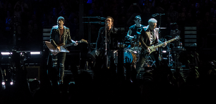 Mercedes-Benz Arena: U2 Berlin U2: The Edge (David Howell Evans), Bono (Paul David Hewson), Larry Mullen jr und Adam Clayton