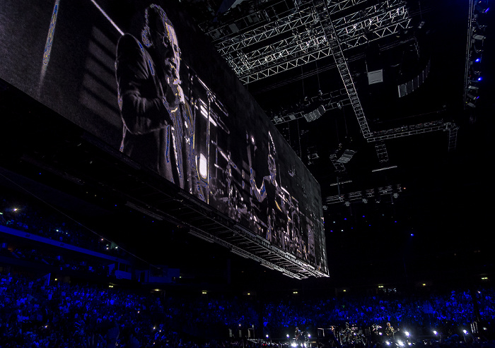 Mercedes-Benz Arena: U2 Berlin Get Out Of Your Own Way / New Year's Day