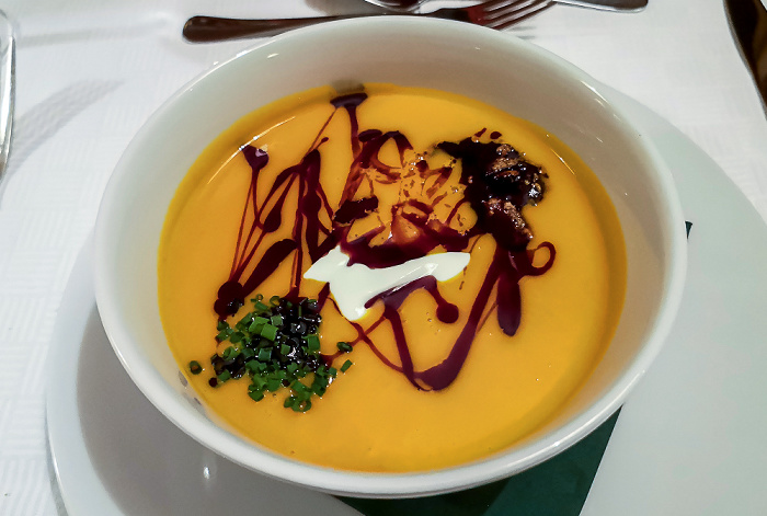 Landgasthof und Hotel Krone: Whisky-Verkostung - Kürbissuppe mit Zimt, Orange, Crème fraîche Nellingen