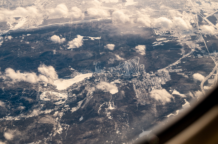 Quebec Capitale-Nationale: Lac-Beauport, Laurentinische Berge mit dem Wintersportgebiet Le Relais 2019-01-26 Flug UAL31 München Franz Josef Strauß (MUC/EDDM) - Newark (KEWR) Lac Beauport Quebec City Luftbild aerial photo