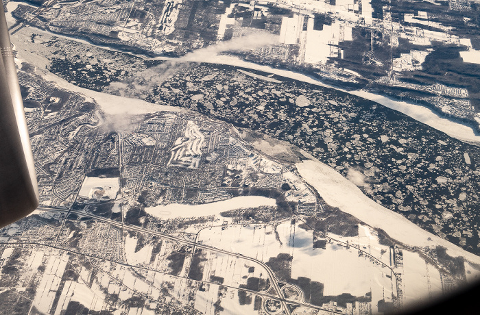 Quebec City, Sankt-Lorenz-Strom (mit Eisschollen) 2019-01-26 Flug UAL31 München Franz Josef Strauß (MUC/EDDM) - Newark (KEWR) Autoroute A-40 (Autoroute Félix-Leclerc) Luftbild aerial photo