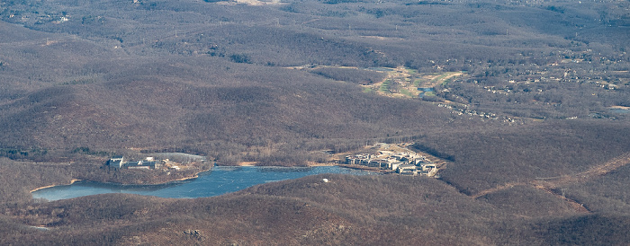 Orange County: Sterling Forest State Park mit dem Blue Lake, IBM Sterling Forest (links) und dem World Headquarters of Jehovah's Witnesses (rechts) New York