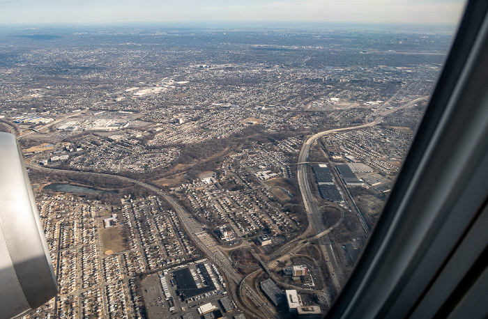 New Jersey Bergen County: Saddle Brook, Garden State Parkway (links), Interstate I-80 (rechts) 2019-01-26 Flug UAL31 München Franz Josef Strauß (MUC/EDDM) - Newark (KEWR) Paramus Saddle River County Park Westfield Garden State Plaza Luftbild aerial photo