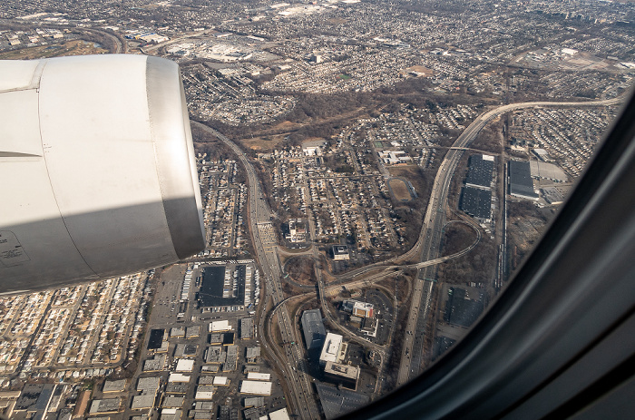 New Jersey Bergen County: Saddle Brook, Garden State Parkway (links), Interstate I-80 (rechts) 2019-01-26 Flug UAL31 München Franz Josef Strauß (MUC/EDDM) - Newark (KEWR) Paramus Saddle River County Park Westfield Garden State Plaza Luftbild aerial photo