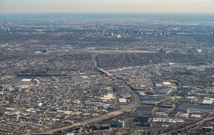 New Jersey Bergen County: Interstate I-80 2019-01-26 Flug UAL31 München Franz Josef Strauß (MUC/EDDM) - Newark (KEWR) Hackensack River Overpeck Creek Luftbild aerial photo