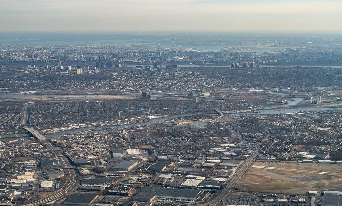 New Jersey Bergen County (v.u.): Hackensack River, Overpeck Creek, Hudson River, New York City (Bronx), Long Island Sound 2019-01-26 Flug UAL31 München Franz Josef Strauß (MUC/EDDM) - Newark (KEWR) Interstate I-80 Teterboro Airport Luftbild aerial photo