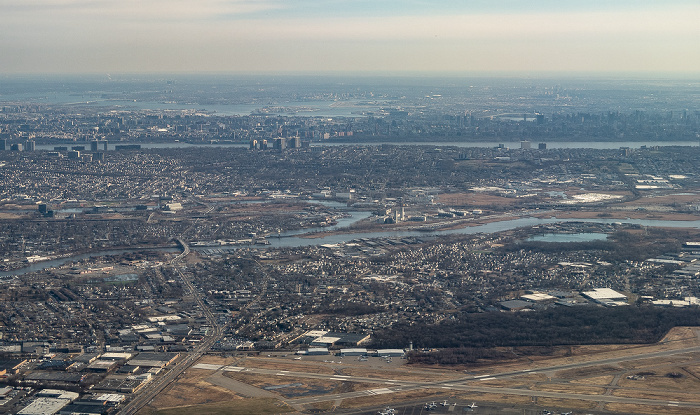 New Jersey Bergen County (v.u.): Hackensack River, Overpeck Creek, Hudson River, New York City (Bronx), Long Island Sound 2019-01-26 Flug UAL31 München Franz Josef Strauß (MUC/EDDM) - Newark (KEWR) Luftbild aerial photo