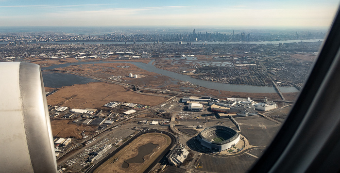 New Jersey Bergen County: East Rutherford 2019-01-26 Flug UAL31 München Franz Josef Strauß (MUC/EDDM) - Newark (KEWR) Hackensack River Hudson County Hudson River Meadowland Sports Complex Meadowlands Racing & Entertainment Center MetLife Stadium Newark Luftbild aerial photo