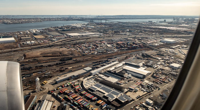 New Jersey Essex County: Newark 2019-01-26 Flug UAL31 München Franz Josef Strauß (MUC/EDDM) - Newark (KEWR) Interstate I-95 Newark Bay Newark Bay Bridge (Vincent R. Casciano Memorial Bridge) Upper Bay Bridge (Lehigh Valley Railroad Bridge) Luftbild aerial photo