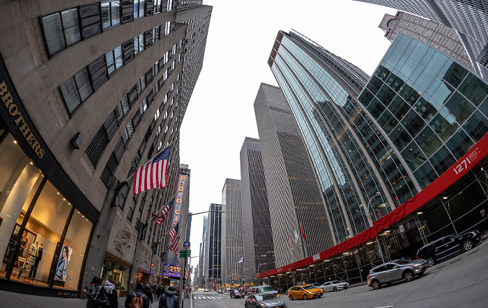 6th Avenue (Avenue of the Americas): Rockefeller Center mit der Radio City Music Hall (links) New York City