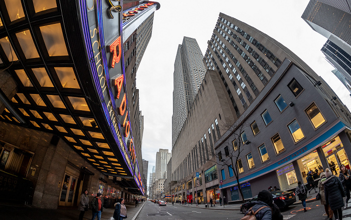 West 50th Street: Rockefeller Center mit der Radio City Music Hall (links) und dem GE Building (rechts) New York City
