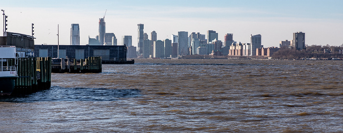 Blick vom Pier 84 at Hudson River Park: Hudson River, New Jersey mit Jersey City New York City