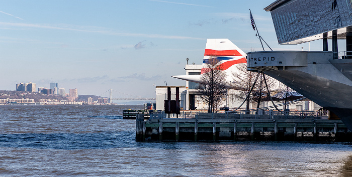 Blick vom Pier 84 at Hudson River Park: Hudson River, New Jersey, George Washington Bridge, Intrepid Sea, Air & Space Museum New York City