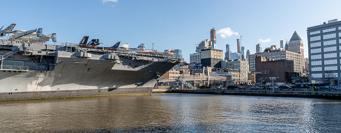 Blick vom Pier 84 at Hudson River Park: USS Intrepid, Manhattan New York City