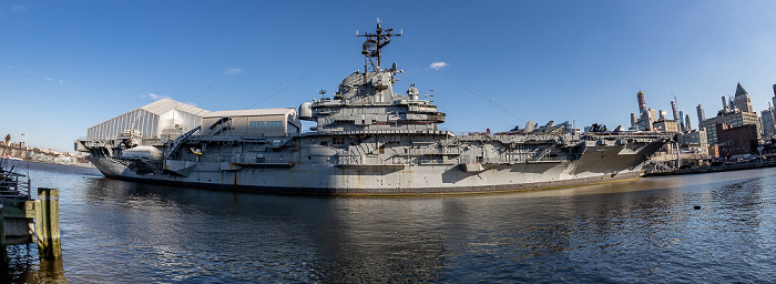 Blick vom Pier 84 at Hudson River Park: USS Intrepid, Manhattan New York City
