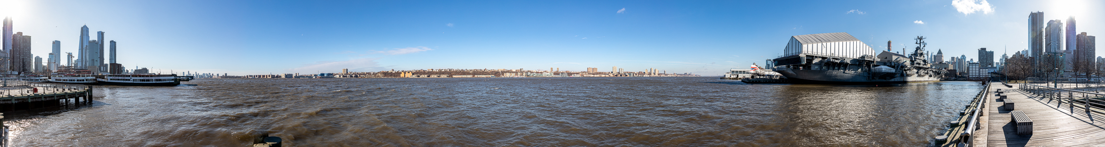 Blick vom Pier 84 at Hudson River Park: Manhattan, Hudson River, New Jersey, USS Intrepid, Manhattan New York City