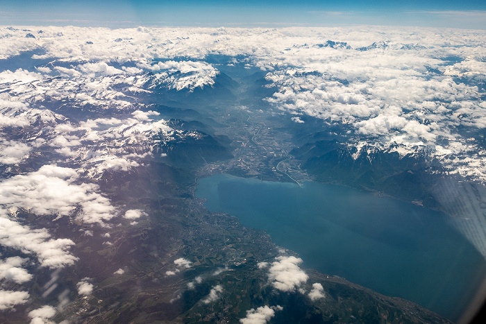 Genfer See, Tal der Rhone, Alpen in Wolken Kanton Waadt