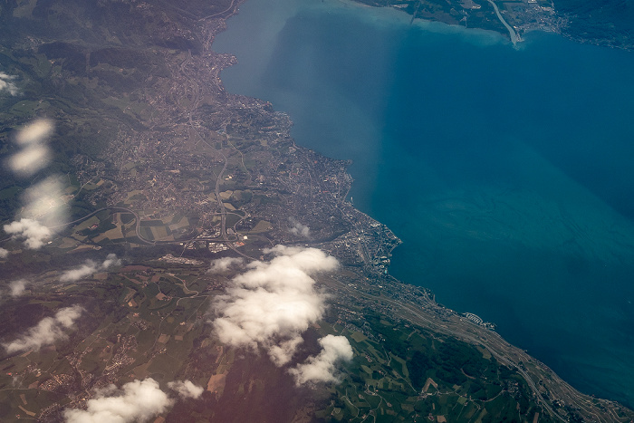 Genfer See, Vevey (Bildmitte), Montreux, Autobahn A9 Kanton Waadt