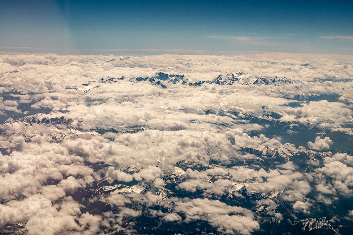 Kanton Waadt Alpen in Wolken 2019-05-16 Flug DLH1892 München Franz Josef Strauß (MUC/EDDM) - Bilbao (BIO/LEBB) Luftbild aerial photo