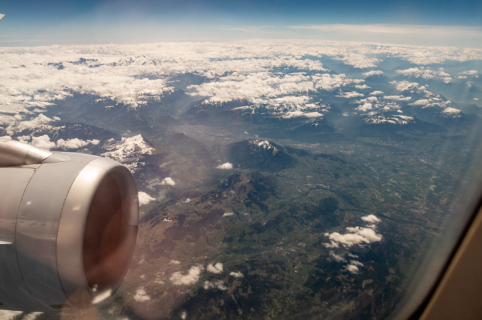 Auvergne-Rhône-Alpes Alpen in Wolken 2019-05-16 Flug DLH1892 München Franz Josef Strauß (MUC/EDDM) - Bilbao (BIO/LEBB) Le Môle Mont-Blanc-Gruppe Luftbild aerial photo