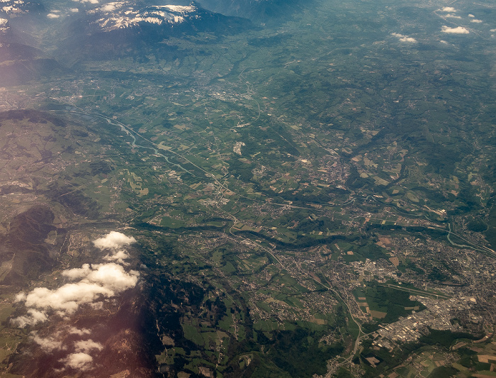 Auvergne-Rhône-Alpes Annemasse mit dem Aérodrome Marcel Bruchon (rechts unten), darüber die Flüsse La Menoge und L'Arve 2019-05-16 Flug DLH1892 München Franz Josef Strauß (MUC/EDDM) - Bilbao (BIO/LEBB) Luftbild aerial photo