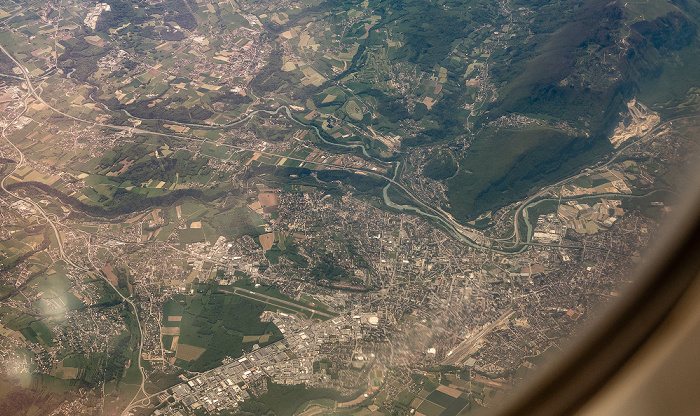 Annemasse mit dem Aérodrome Marcel Bruchon (unten), darüber die Flüsse La Menoge und L'Arve Auvergne-Rhône-Alpes