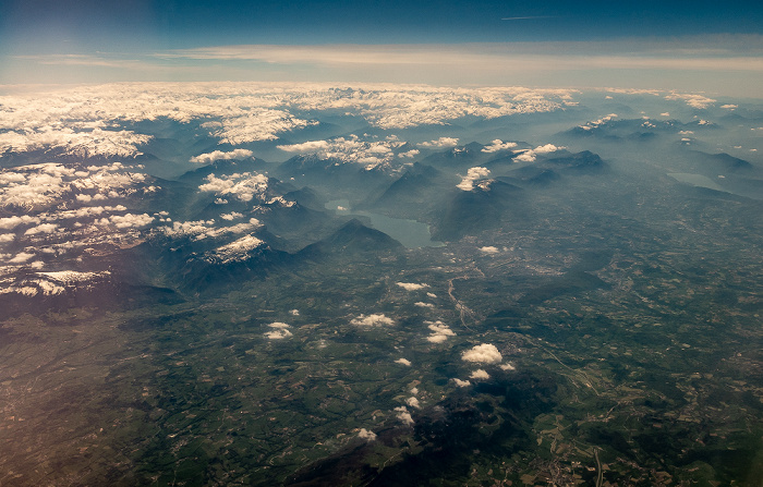 Annecy, Lac d'Annecy, Alpen in Wolken Auvergne-Rhône-Alpes