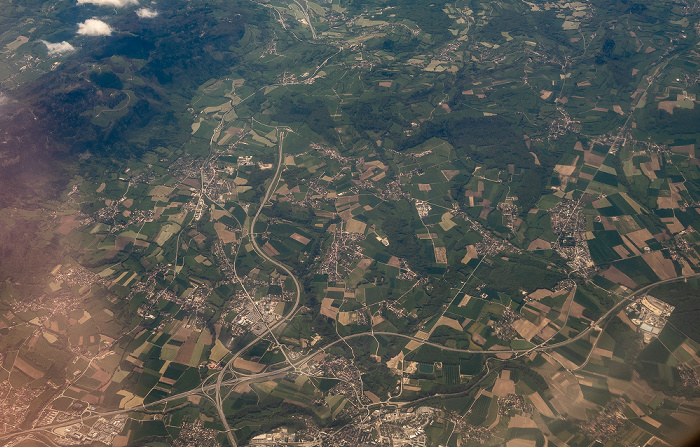 Auvergne-Rhône-Alpes Autoroute A40 (unten), Autoroute A41 (Bildmitte) mit dem Tunnel du Mont-Sion (oben) 2019-05-16 Flug DLH1892 München Franz Josef Strauß (MUC/EDDM) - Bilbao (BIO/LEBB) Saint-Julien-en-Genevois Luftbild aerial photo