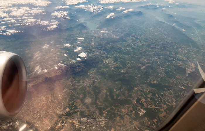 Auvergne-Rhône-Alpes Autoroute A40 (unten), Autoroute A41 (Bildmitte) 2019-05-16 Flug DLH1892 München Franz Josef Strauß (MUC/EDDM) - Bilbao (BIO/LEBB) Annecy Lac d'Annecy Lac du Bourget Saint-Julien-en-Genevois Luftbild aerial photo