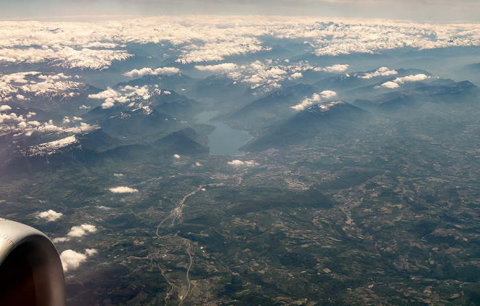 Auvergne-Rhône-Alpes Autoroute A41, Annecy, Lac d'Annecy, Alpen in Wolken 2019-05-16 Flug DLH1892 München Franz Josef Strauß (MUC/EDDM) - Bilbao (BIO/LEBB) Luftbild aerial photo