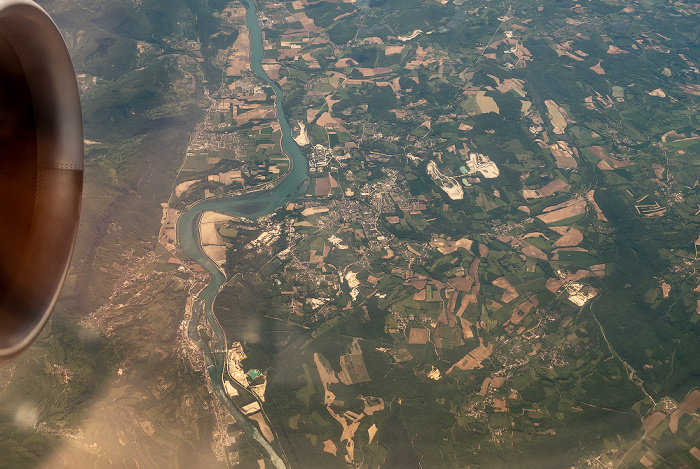 Auvergne-Rhône-Alpes Département Ain (links), Rhone, Département de l’Isère 2019-05-16 Flug DLH1892 München Franz Josef Strauß (MUC/EDDM) - Bilbao (BIO/LEBB) Île de la Serre Porcieu-Amblagnieu Sault-Brénaz Luftbild aerial photo