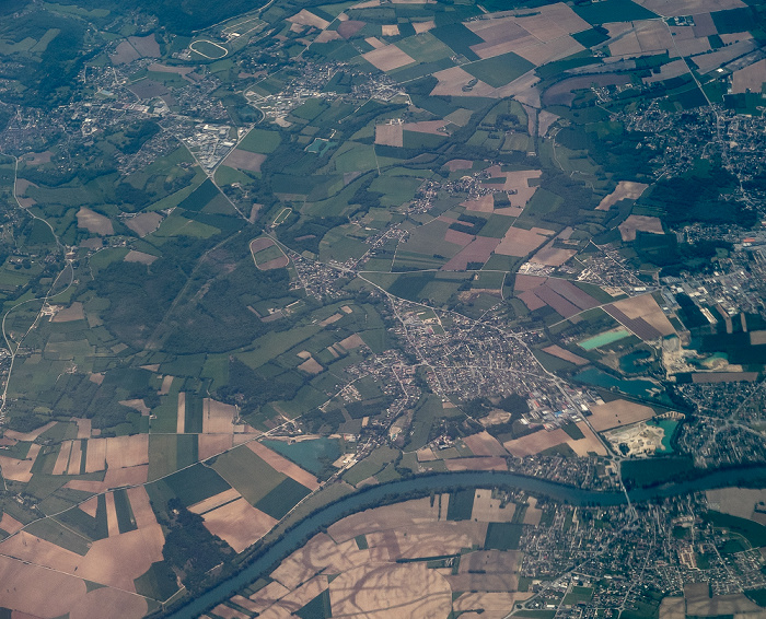 Auvergne-Rhône-Alpes Département Ain (unten), Rhone, Département de l’Isère 2019-05-16 Flug DLH1892 München Franz Josef Strauß (MUC/EDDM) - Bilbao (BIO/LEBB) Chavanoz Crémieu Loyettes Luftbild aerial photo