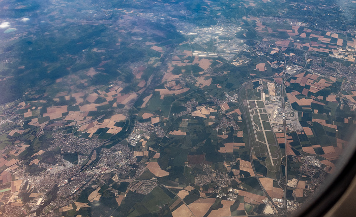 Auvergne-Rhône-Alpes Autoroute A432, Aéroport Lyon Saint-Exupéry, Ligne de Combs-la-Ville à Saint-Louis (LGV) 2019-05-16 Flug DLH1892 München Franz Josef Strauß (MUC/EDDM) - Bilbao (BIO/LEBB) Charvieu-Chavagneux Pont-de-Chéru Luftbild aerial photo