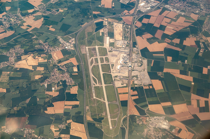 Auvergne-Rhône-Alpes Autoroute A432, Aéroport Lyon Saint-Exupéry, Ligne de Combs-la-Ville à Saint-Louis (LGV) mit dem Gare de Lyon-Saint-Exupéry TGV 2019-05-16 Flug DLH1892 München Franz Josef Strauß (MUC/EDDM) - Bilbao (BIO/LEBB) Luftbild aerial photo