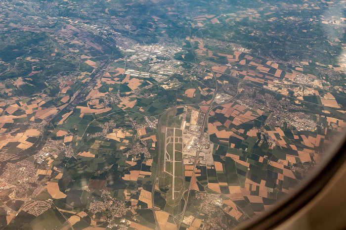 Auvergne-Rhône-Alpes Autoroute A432, Aéroport Lyon Saint-Exupéry, Ligne de Combs-la-Ville à Saint-Louis (LGV) mit dem Gare de Lyon-Saint-Exupéry TGV 2019-05-16 Flug DLH1892 München Franz Josef Strauß (MUC/EDDM) - Bilbao (BIO/LEBB) Parc d'activités de Chesnes Luftbild aerial photo