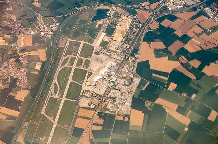 Auvergne-Rhône-Alpes Autoroute A432, Aéroport Lyon Saint-Exupéry, Ligne de Combs-la-Ville à Saint-Louis (LGV) mit dem Gare de Lyon-Saint-Exupéry TGV 2019-05-16 Flug DLH1892 München Franz Josef Strauß (MUC/EDDM) - Bilbao (BIO/LEBB) Luftbild aerial photo