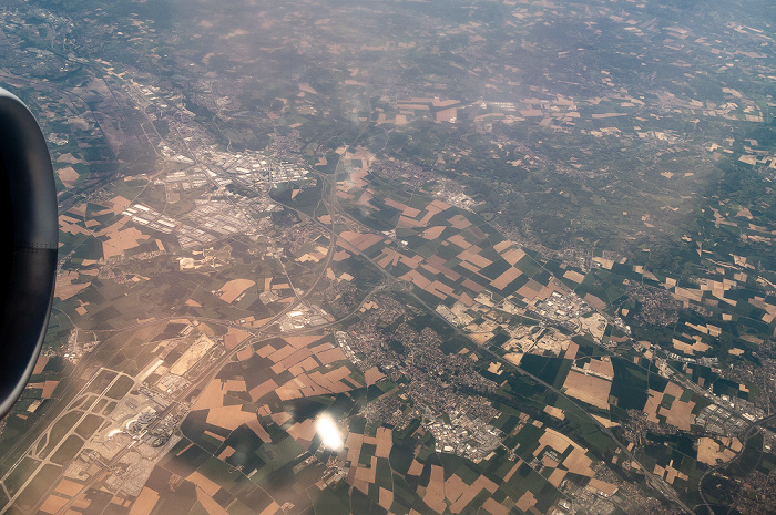 Auvergne-Rhône-Alpes Saint-Laurent-de-Mure (links), Saint-Bonnet-de-Mure 2019-05-16 Flug DLH1892 München Franz Josef Strauß (MUC/EDDM) - Bilbao (BIO/LEBB) Aéroport Lyon Saint-Exupéry Parc d'activités de Chesnes Luftbild aerial photo