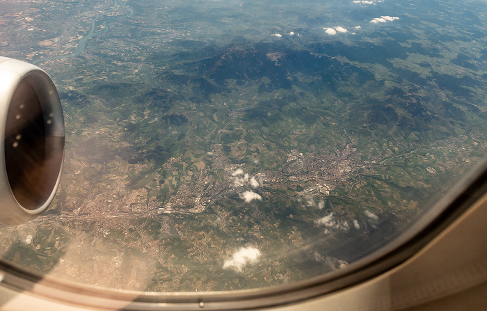 Auvergne-Rhône-Alpes V.l. Rive-de-Gier, Lorette, La Grand-Croix, Saint-Chamond 2019-05-16 Flug DLH1892 München Franz Josef Strauß (MUC/EDDM) - Bilbao (BIO/LEBB) Rhone Luftbild aerial photo