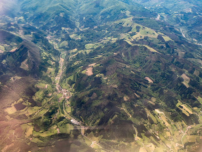 Baskenland Sierra de Aralar mit dem Tal des Río Agaunza 2019-05-16 Flug DLH1892 München Franz Josef Strauß (MUC/EDDM) - Bilbao (BIO/LEBB) Luftbild aerial photo