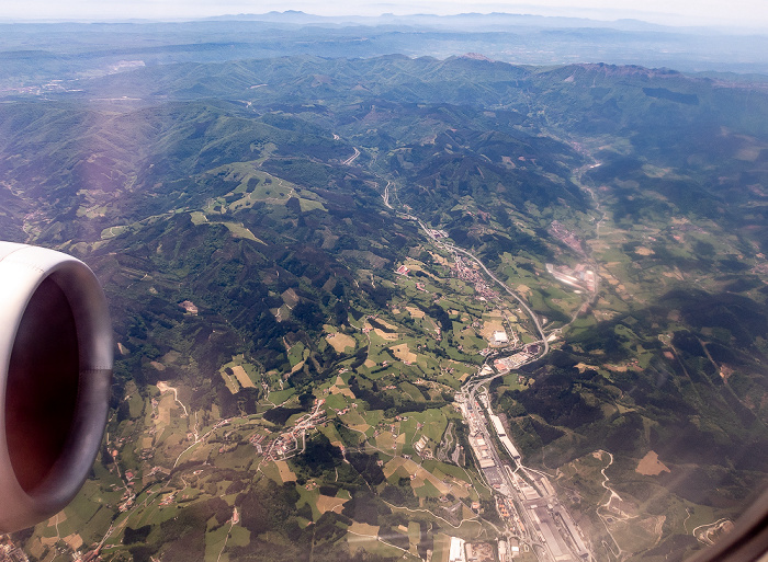 Baskenland Autovía del Norte A-1, Olaberria (unten), Idiazabal (Bildmitte) 2019-05-16 Flug DLH1892 München Franz Josef Strauß (MUC/EDDM) - Bilbao (BIO/LEBB) Luftbild aerial photo