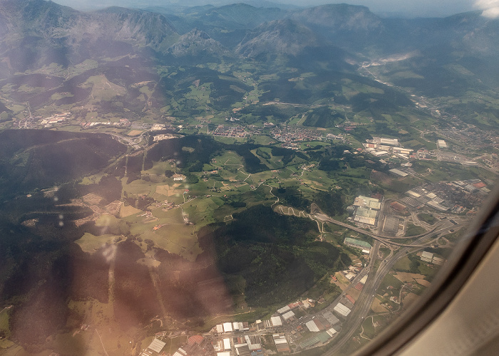 Baskenland Autopista del Cantábrico AP-8 2019-05-16 Flug DLH1892 München Franz Josef Strauß (MUC/EDDM) - Bilbao (BIO/LEBB) Abadiño Luftbild aerial photo