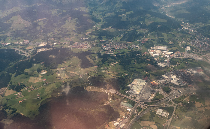 Baskenland Abadiño, Autopista del Cantábrico AP-8 (unten) 2019-05-16 Flug DLH1892 München Franz Josef Strauß (MUC/EDDM) - Bilbao (BIO/LEBB) Luftbild aerial photo