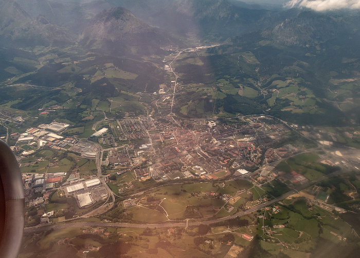 Baskenland Abadiño, Autopista del Cantábrico AP-8 (unten) 2019-05-16 Flug DLH1892 München Franz Josef Strauß (MUC/EDDM) - Bilbao (BIO/LEBB) Luftbild aerial photo