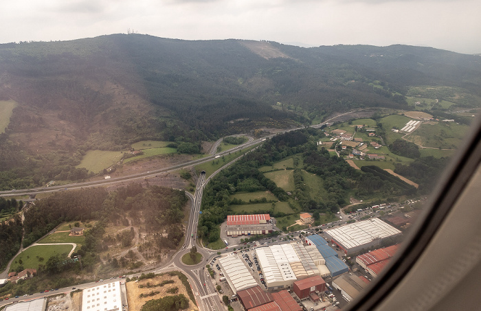 Bilbao Carretera nacional N-637, Torrelarragoiti industrialdea (unten) 2019-05-16 Flug DLH1892 München Franz Josef Strauß (MUC/EDDM) - Bilbao (BIO/LEBB) Luftbild aerial photo