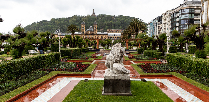 Donostia-San Sebastián Centro: Jardines de Alderdi Eder Casa consistorial de San Sebastián Monte Urgull Monumento al Sagrado Corazón de Jesús