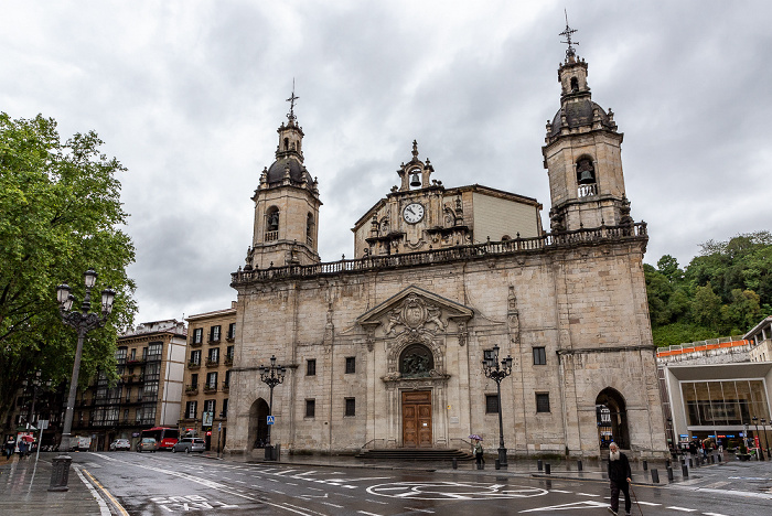 Bilbao Casco Viejo: Plaza de San Nicolás, Iglesia de San Nicolás Estación de Zazpikaleak/Casco Viejo