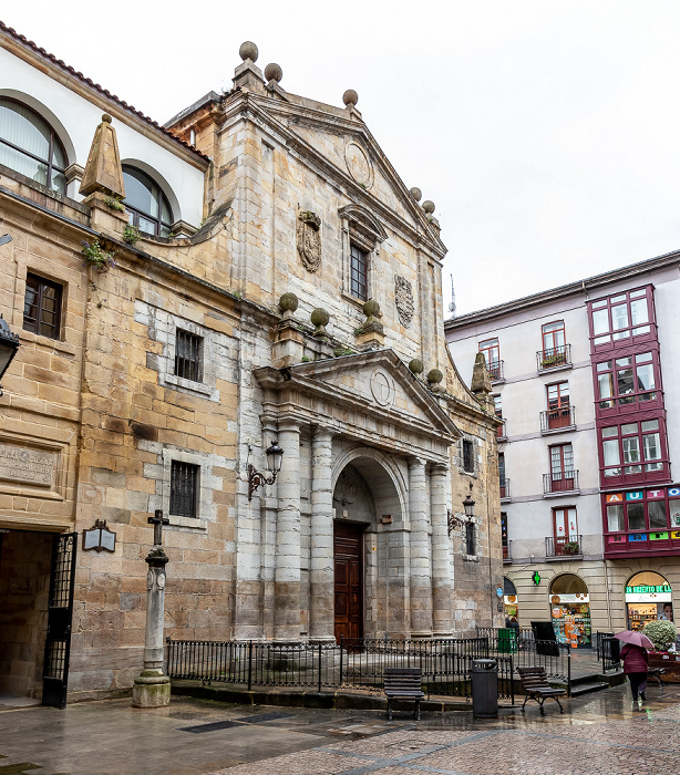 Bilbao Casco Viejo: Calle de la Cruz (Gurutze Kalea) - Iglesia de los Santos Juanes