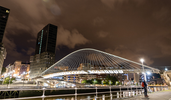 Zubizuri (Puente Blanco), Abando mit den Torres Isozaki (Isozaki Atea) Bilbao