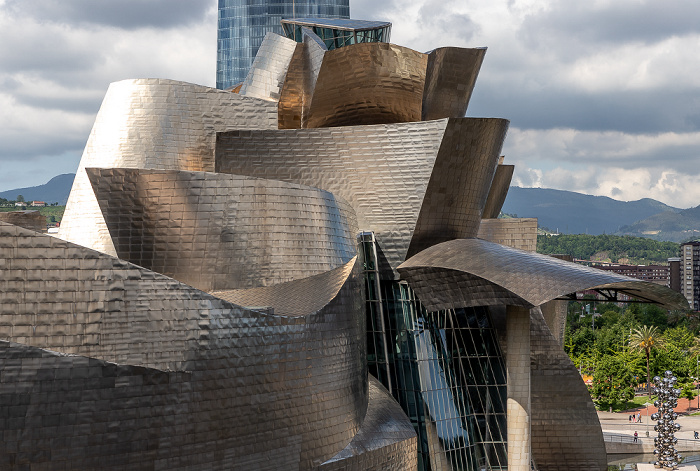 Blick von der Puente de La Salve: Abando mit dem Guggenheim-Museum Bilbao
